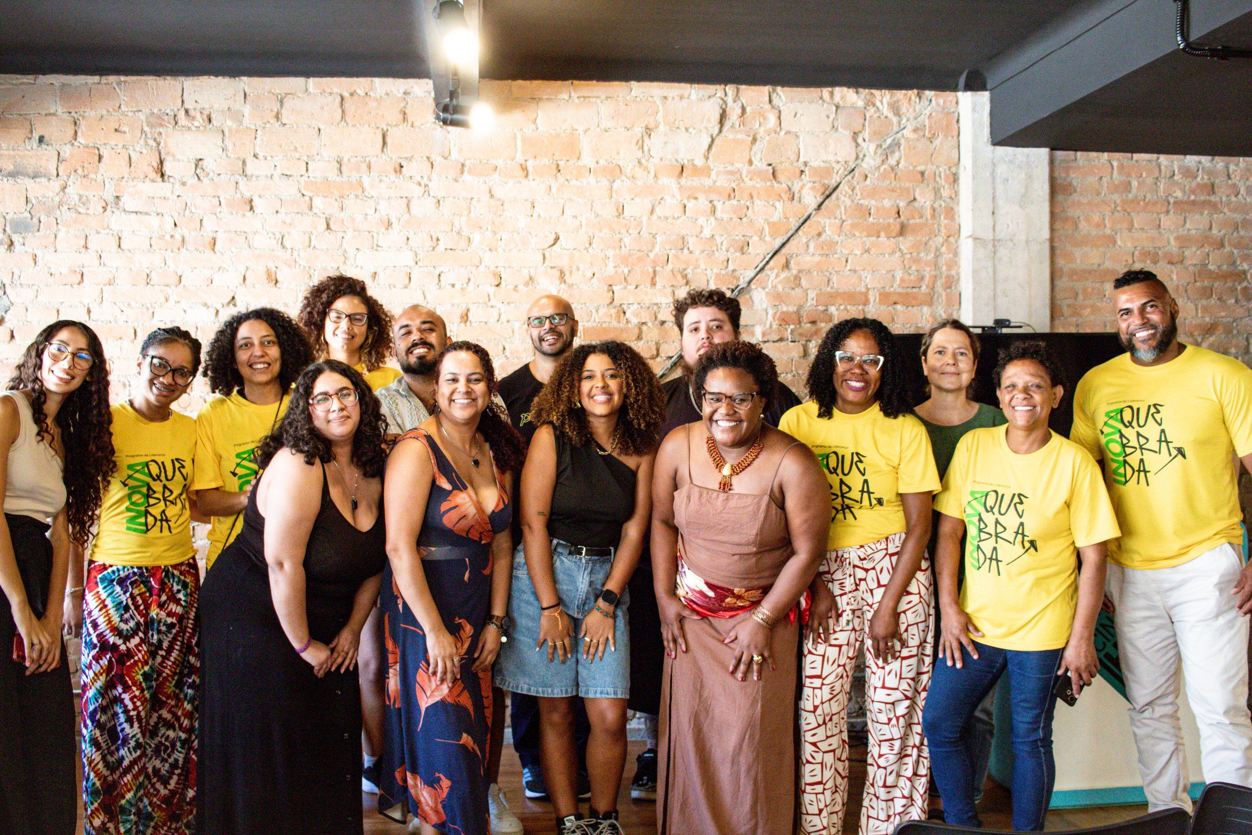 Lideranças comunitárias reunidas e sorrindo num encontro da Casa Hacker no Cine Hub, em Campinas