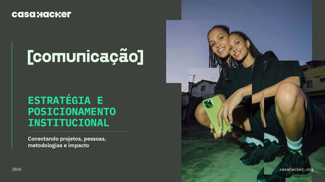 Capa de uma apresentação da Casa Hacker intitulada “[comunicação] Estratégia e posicionamento institucional”, com o subtítulo “Conectando projetos, pessoas, metodologias e impacto”. À direita, há uma fotografia de duas jovens em um ambiente urbano, uma delas segurando um celular verde.