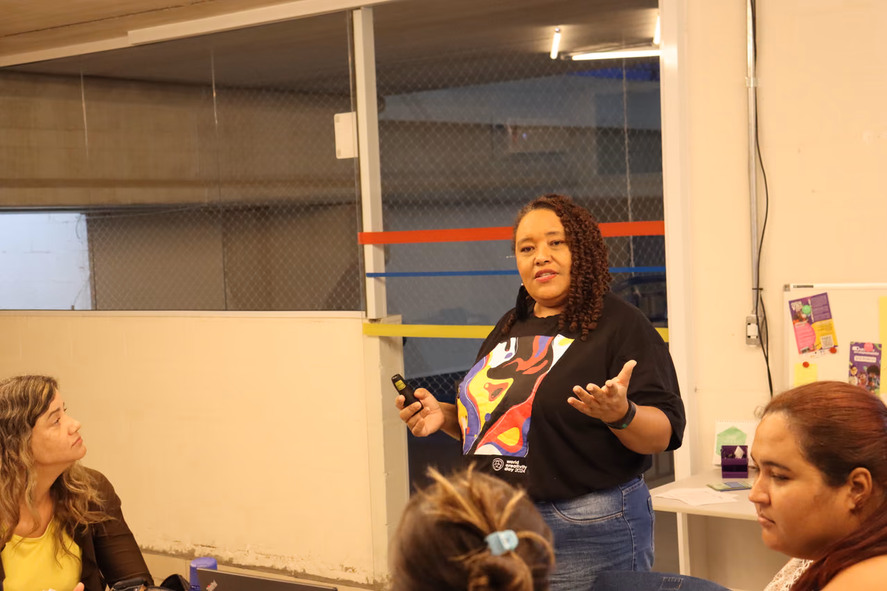 Karla Ministrando uma das aulas no Hub quebrada em Movimento