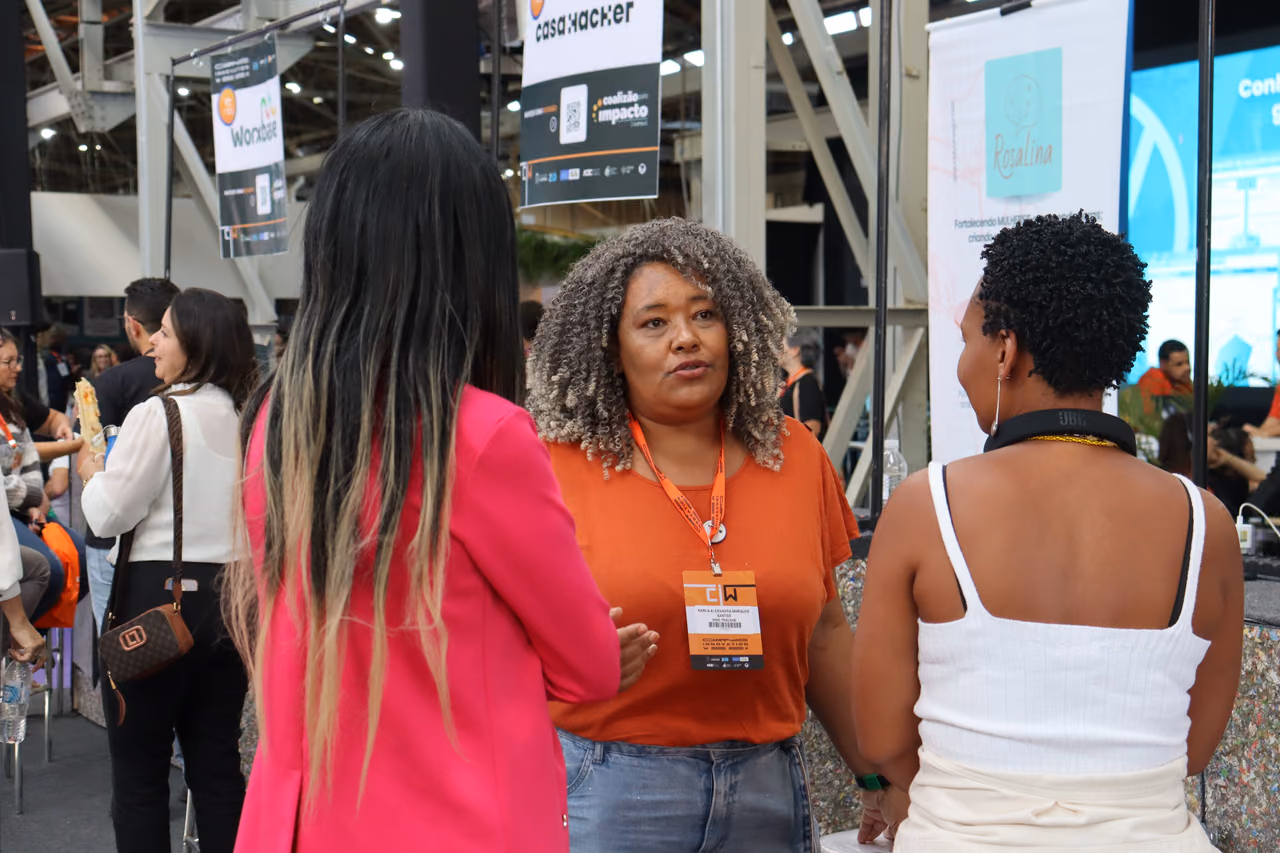 Karla Marques chats with participants at the Movimento Rosalina booth during Campinas Innovation Week 2024.