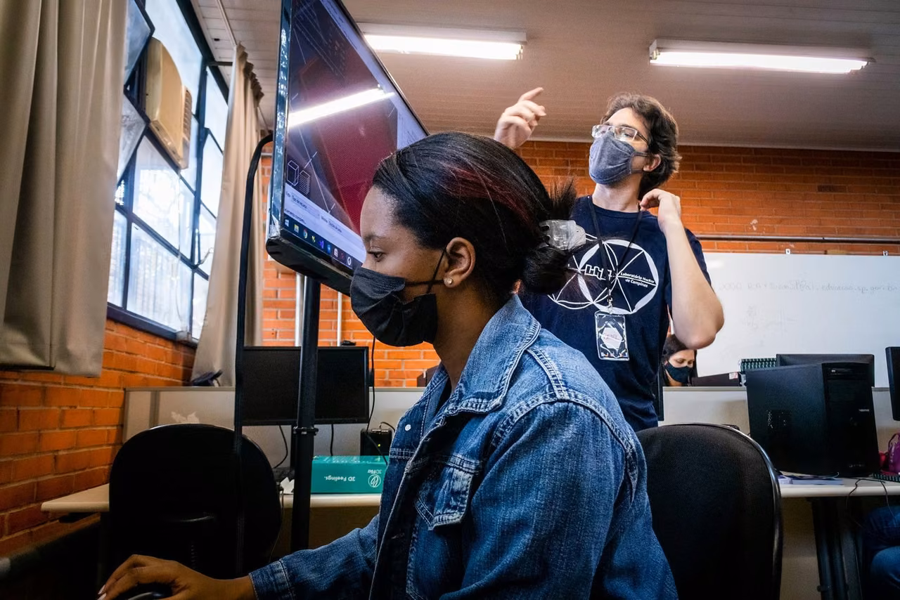 Crianças montam eletrônica em oficina de educação STEAM numa escola pública