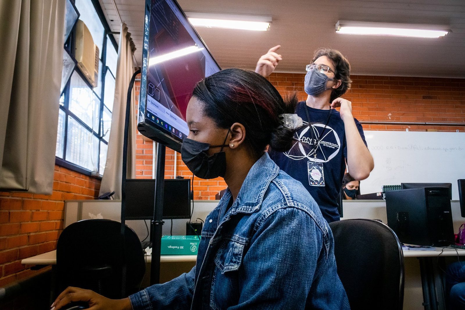 Crianças montam eletrônica em oficina de educação STEAM numa escola pública