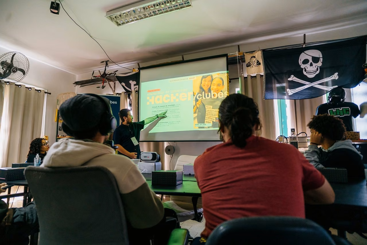 Jovens reunidos em encontro da Casa Hacker