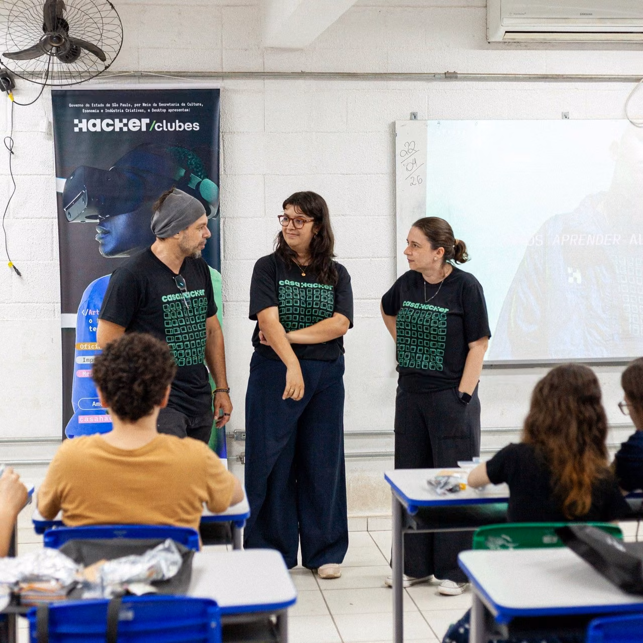 Jóvenes del Hackerclube Americana en un taller de electrónica