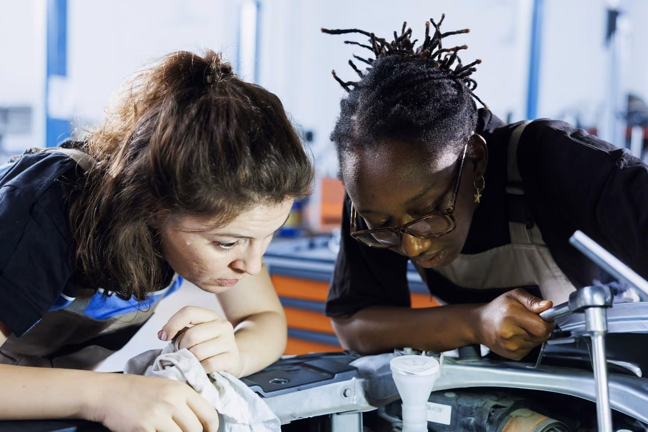 Meninas e mulheres em oficina de tecnologia do Minas em Tech