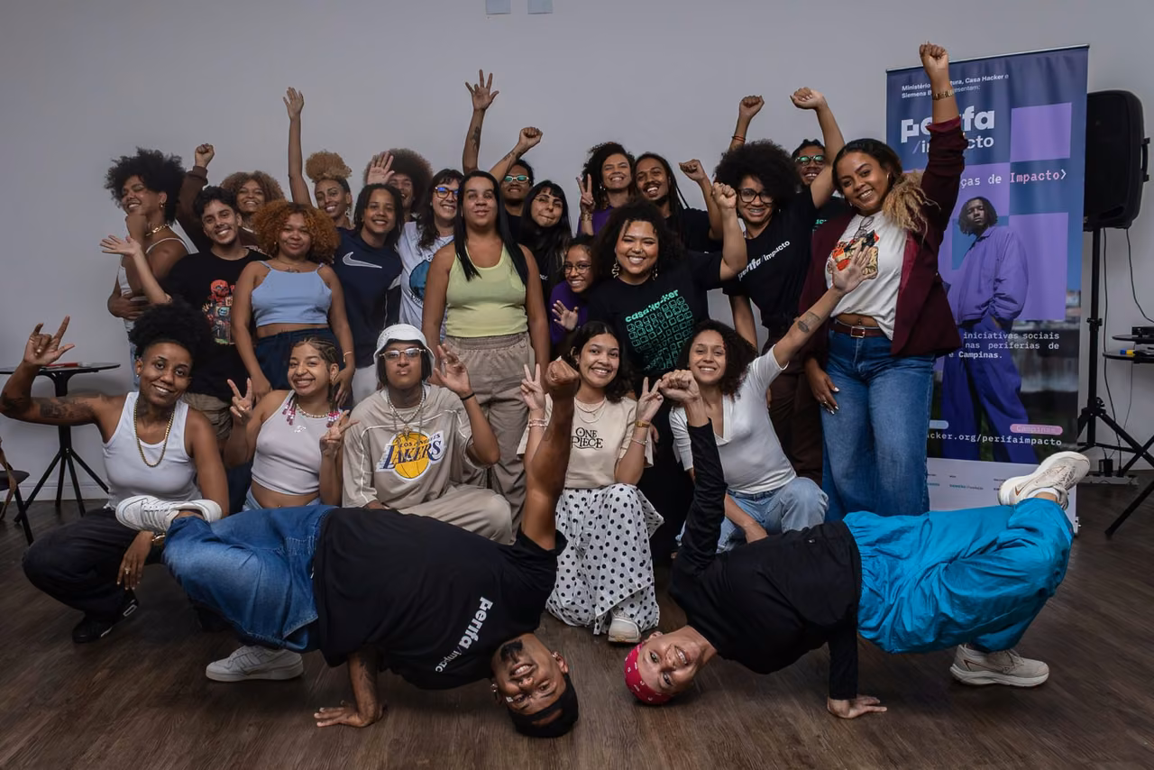 Participantes em dinâmica criativa de formação do Inova Quebrada