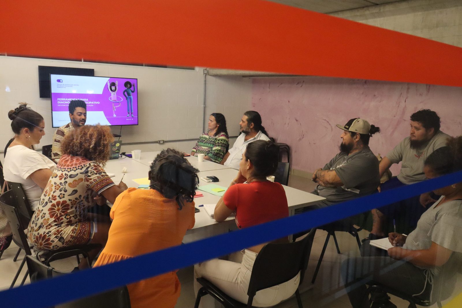 Participantes em oficina de cidadania digital usando computadores