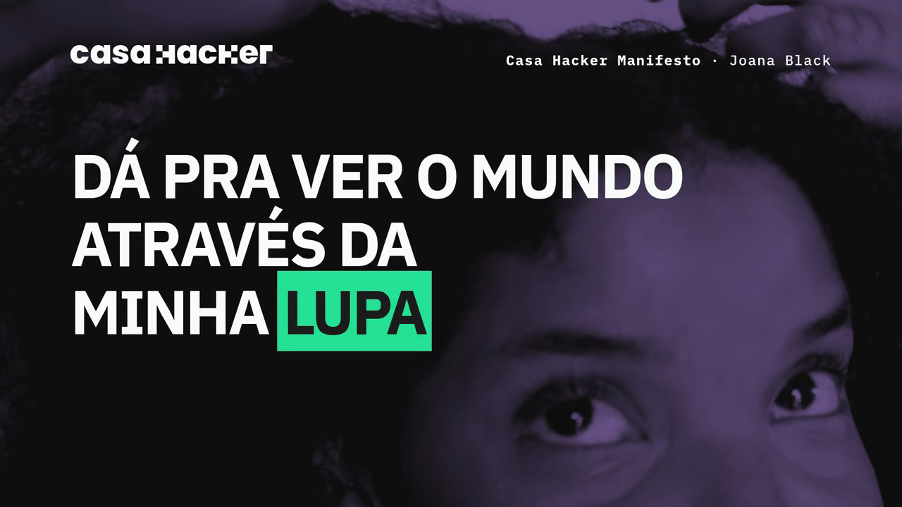 Olhos de uma jovem, vistos de perto, olhando para cima, em preto e branco com tons de roxo. Sobre a imagem, em letras grandes: «Dá pra ver o mundo através da minha lupa», com a palavra «lupa» destacada em verde. No alto, o logotipo da Casa Hacker e o crédito «Casa Hacker Manifesto · Joana Black».