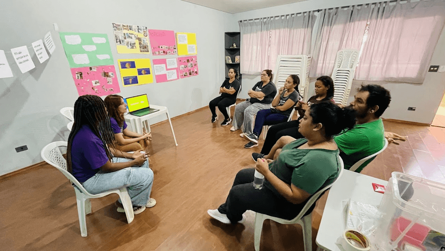 Pesquisadoras Carolina Janssen e Layne Gabrielle conduzindo atividade de reconhecimento de pesquisa territorial de inclusão digital no Instituto Semear — Unidade Vila Olímpia, em 2024.