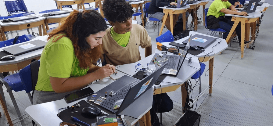 Hackerclubes de 2025 no Rio de Janeiro (RJ) — atividades externas no Museu do Amanhã.