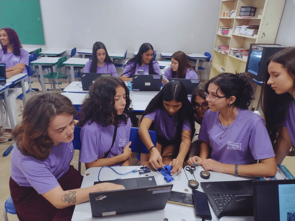 Desenvolvimento de projetos de eletrônica do Minas em Tech de 2025 em Sumaré (SP), na Escola Estadual Maria de Lourdes Martins.