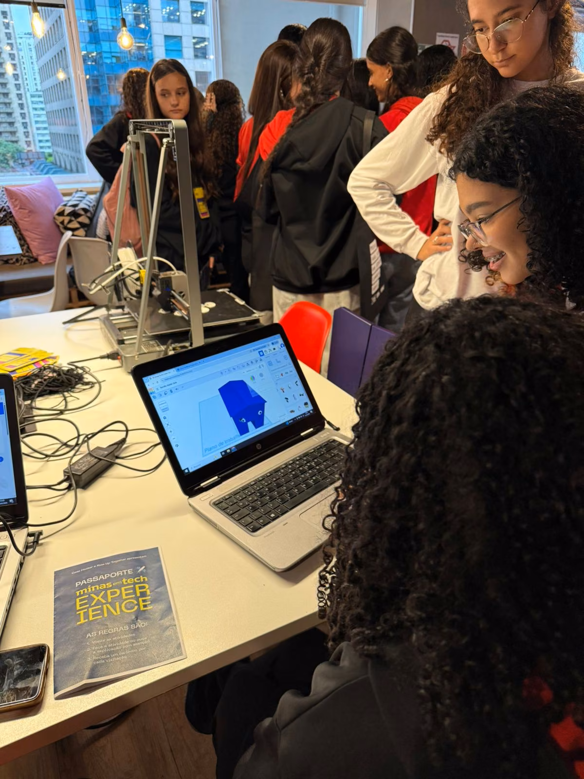 Oficina “Pisca LED” conduzida por ex-estudantes do projeto Minas em Tech