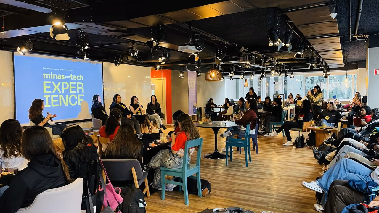 Painel Minas em Tech — prototipando o futuro, conduzido por ex-estudantes do projeto Minas em Tech