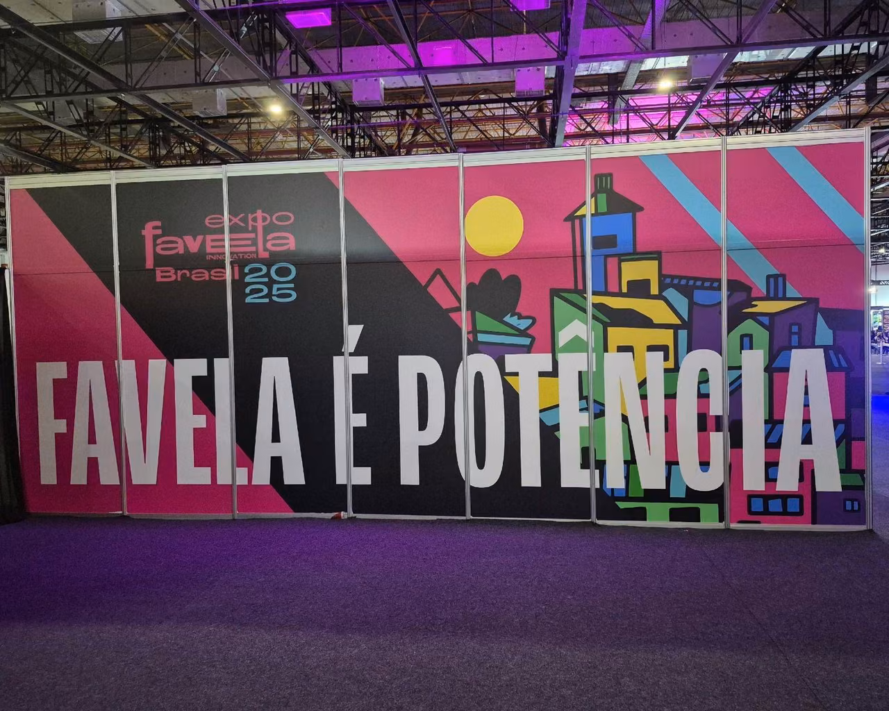 Painel do Expo Favela Innovation Brasil 2025 estampa em letras garrafais que favela é potência.
