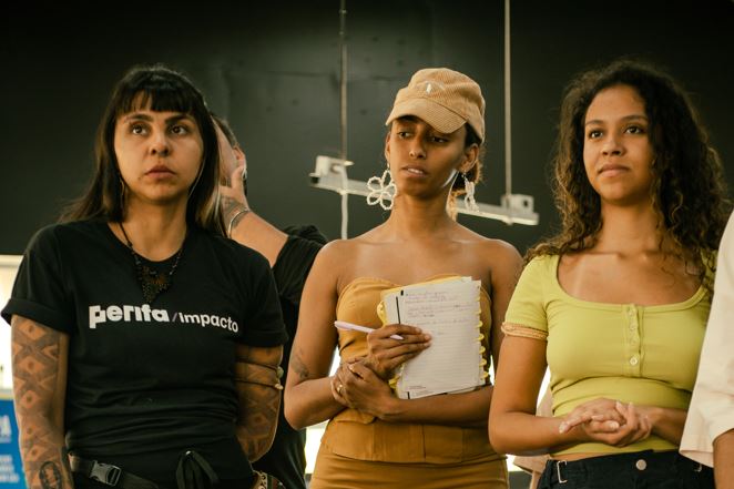 Raissa, Juliene e Nycoli assistindo a formação de Modelo C